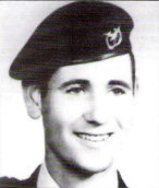 Soldado P�ra-quedista JOS� DE JESUS LOUREN�O. Nasceu a 20JUL1953 na Freguesia de Cadima, Concelho de Cantanhede, Distrito de Coimbra. Foi incorporado em 26FEV1972, como volunt�rio, no Regimento de Ca�adores P�ra-quedistas em Tancos. Concluiu o Curso de P�ra-quedismo Militar em 02JUL1972. Foi colocado no Batalh�o de Ca�adores P�ra-quedistas n.� 12 em Bissalanca na Guin�. Morreu em combate no dia 23MAI1973 nos arredores de Guidage, tinha 19 anos.